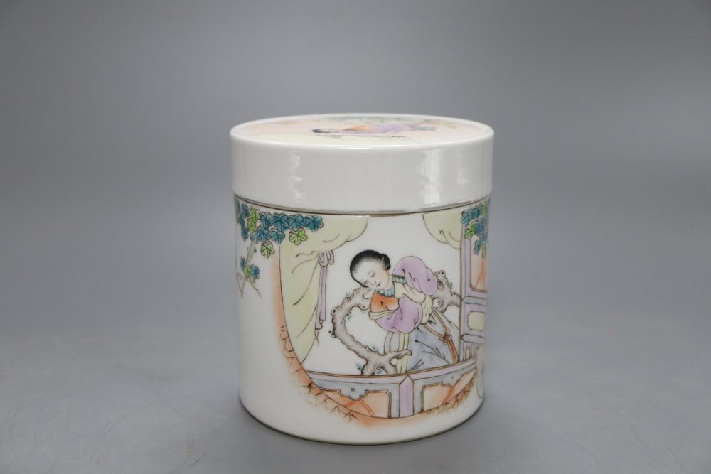 A Chinese famille rose jar and cover, 11.5cm high